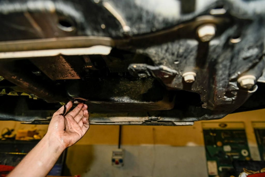 oil-change-car-engine.jpg oil-change-car-engine.jpg