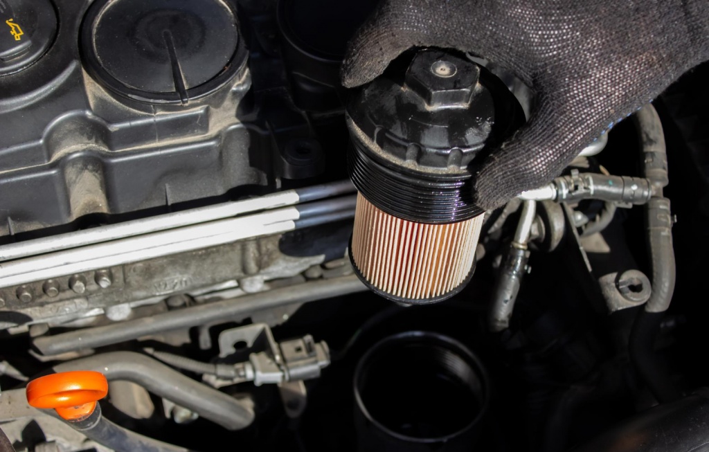 car-engine-oil-filter-replacement-transmission-maintenance.jpg car-engine-oil-filter-replacement-transmission-maintenance.jpg