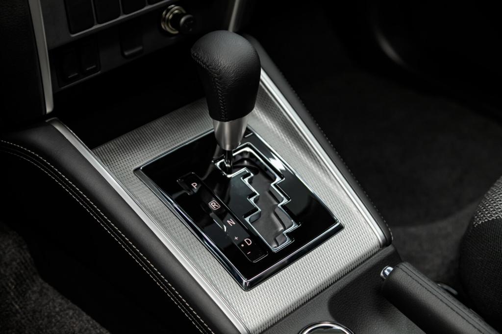 close-up-accelerator-handle-buttons-automatic-transmission-gear-car-car-interior.jpg