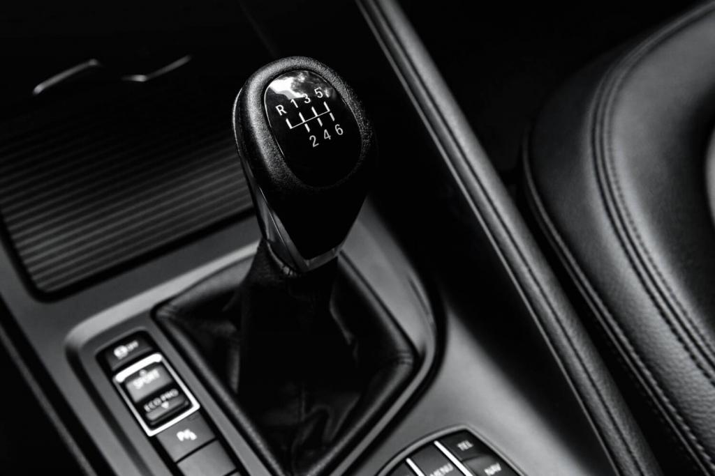 manual-gearbox-handle-car.jpg