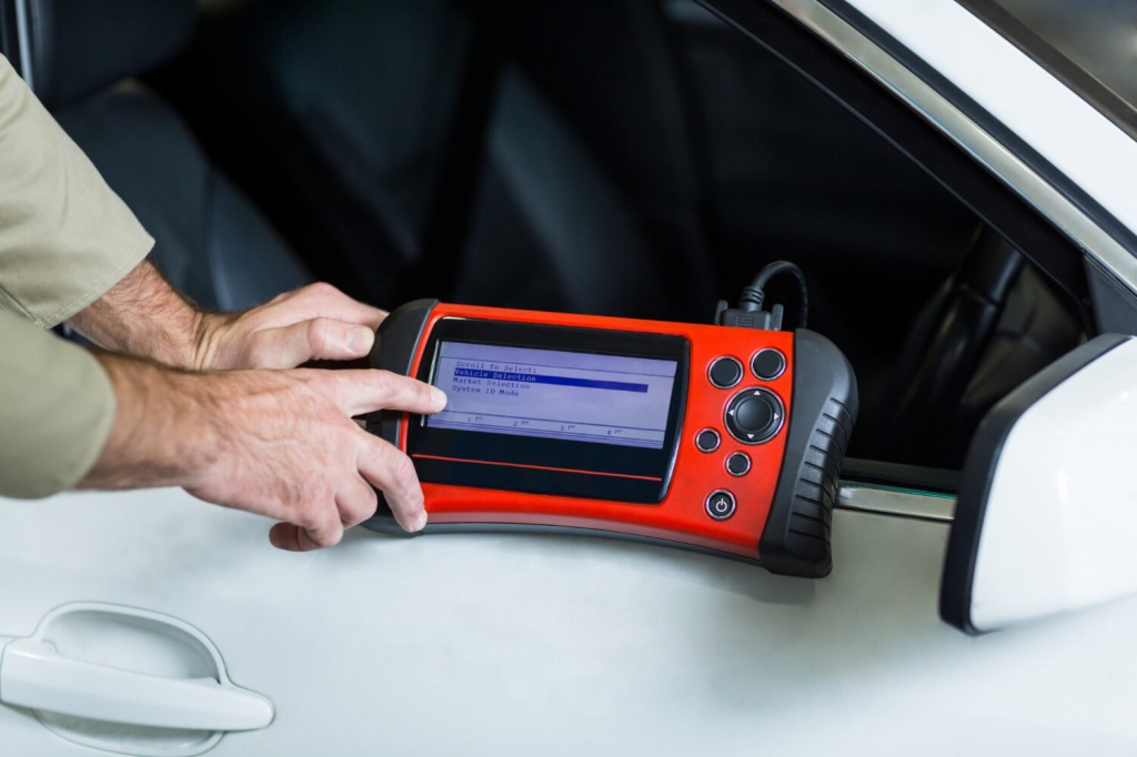 hands-mechanic-using-diagnostic-tool.jpg hands-mechanic-using-diagnostic-tool.jpg
