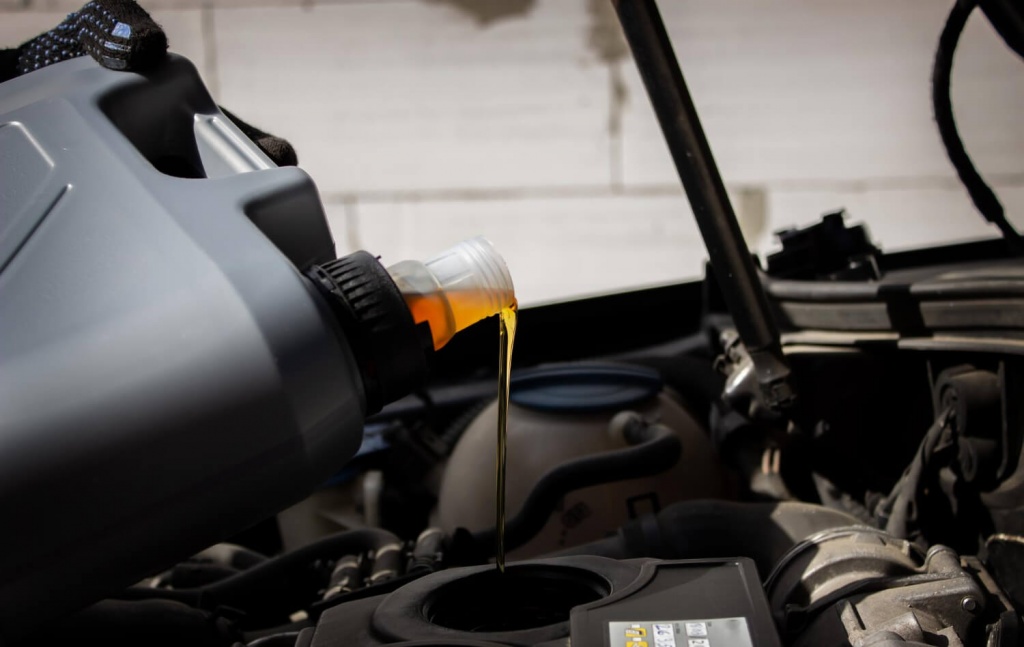 refueling-pouring-oil-quality-into-engine-motor-car-transmission-maintenance-gear.jpg refueling-pouring-oil-quality-into-engine-motor-car-transmission-maintenance-gear.jpg