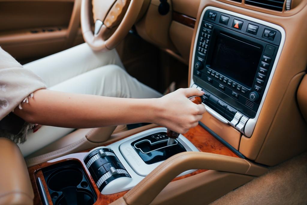 close-up-woman-shifting-gears-gearbox-car.jpg