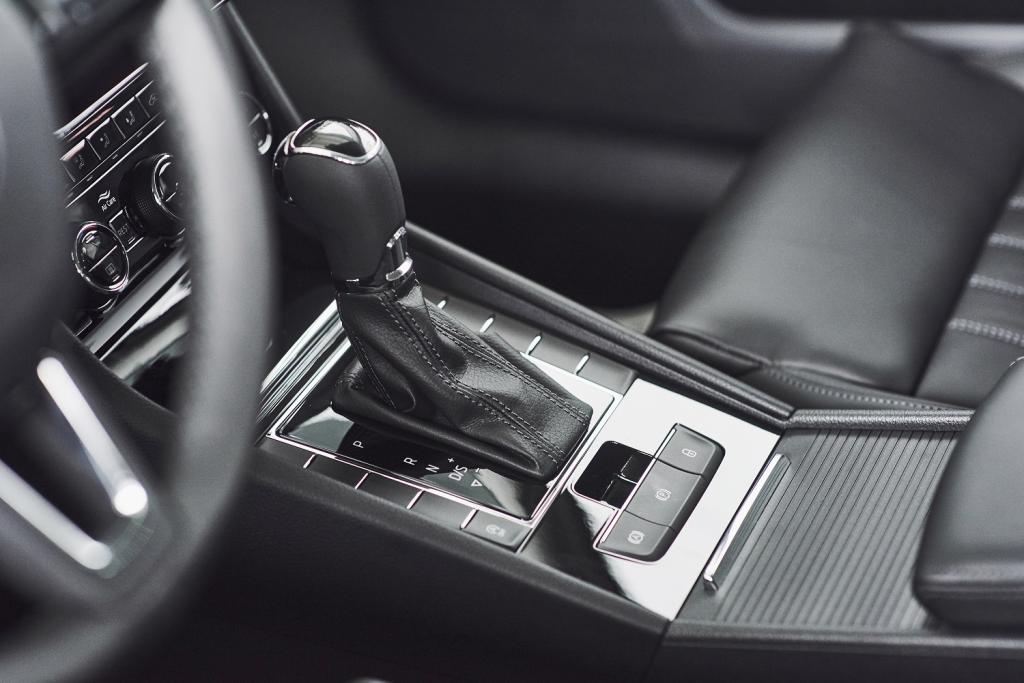detail-modern-car-interior-gear-stick-automatic-transmission-expensive-car.jpg